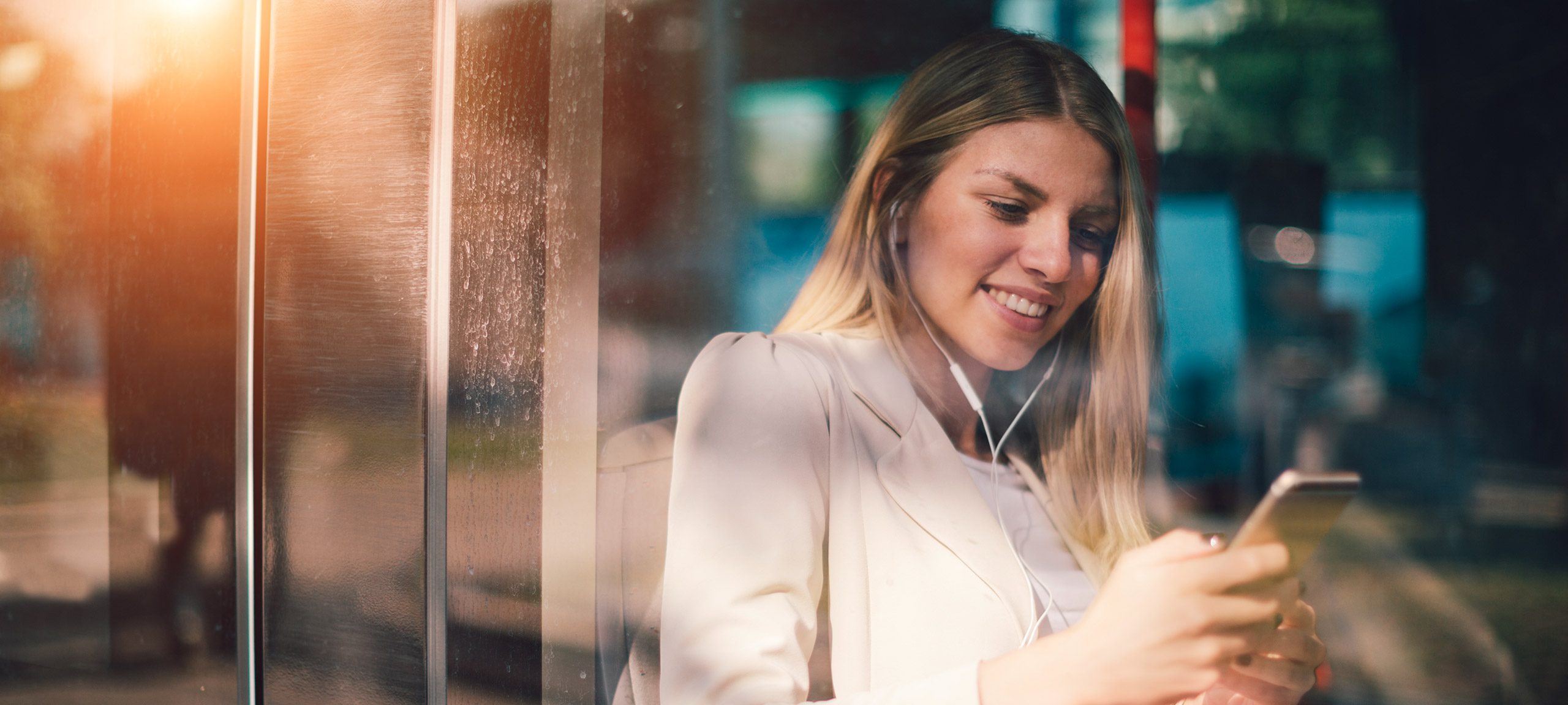 Eine Frau schaut auf ihr Handy