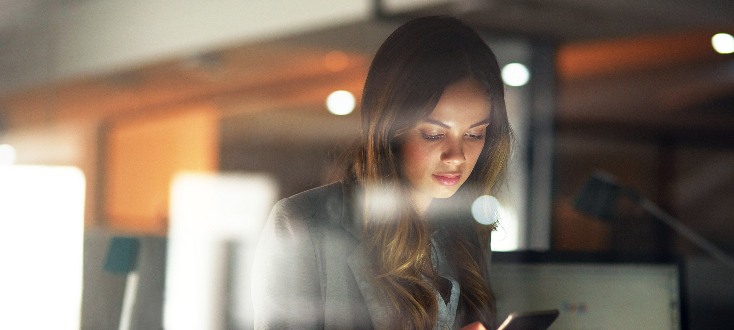 Eine Frau liest eine Nachricht