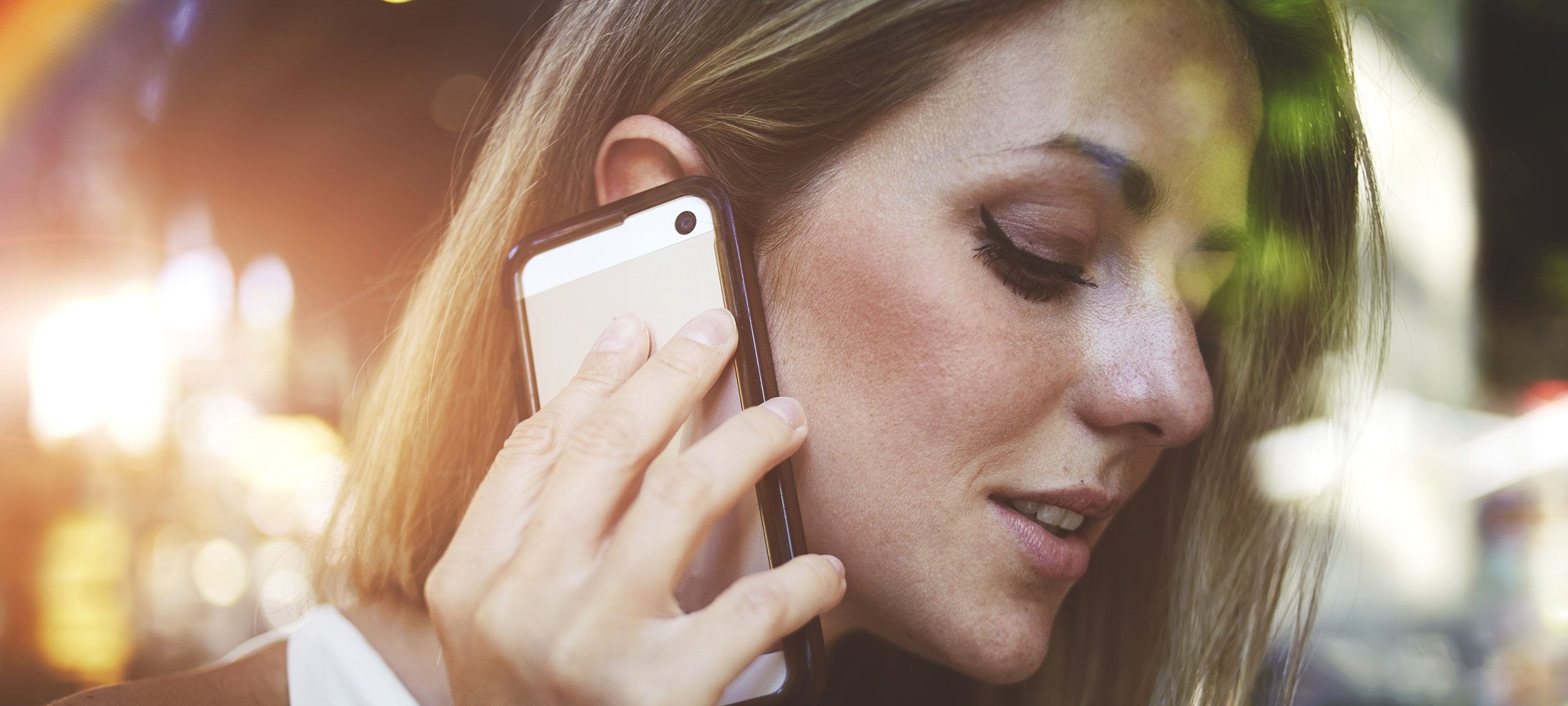 Eine Frau hält ihr Handy ans Ohr