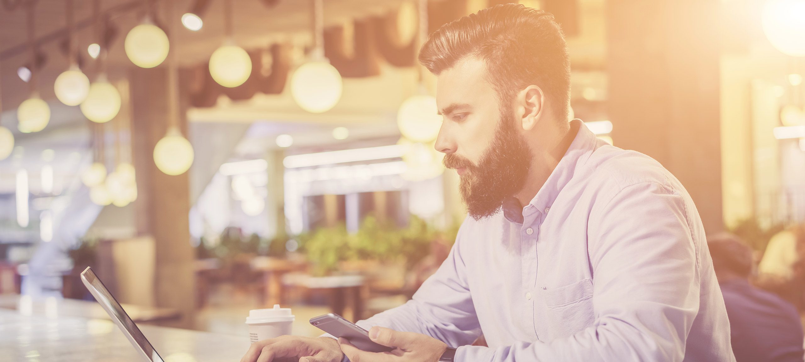 Ein Mann tippt auf seinem Laptop