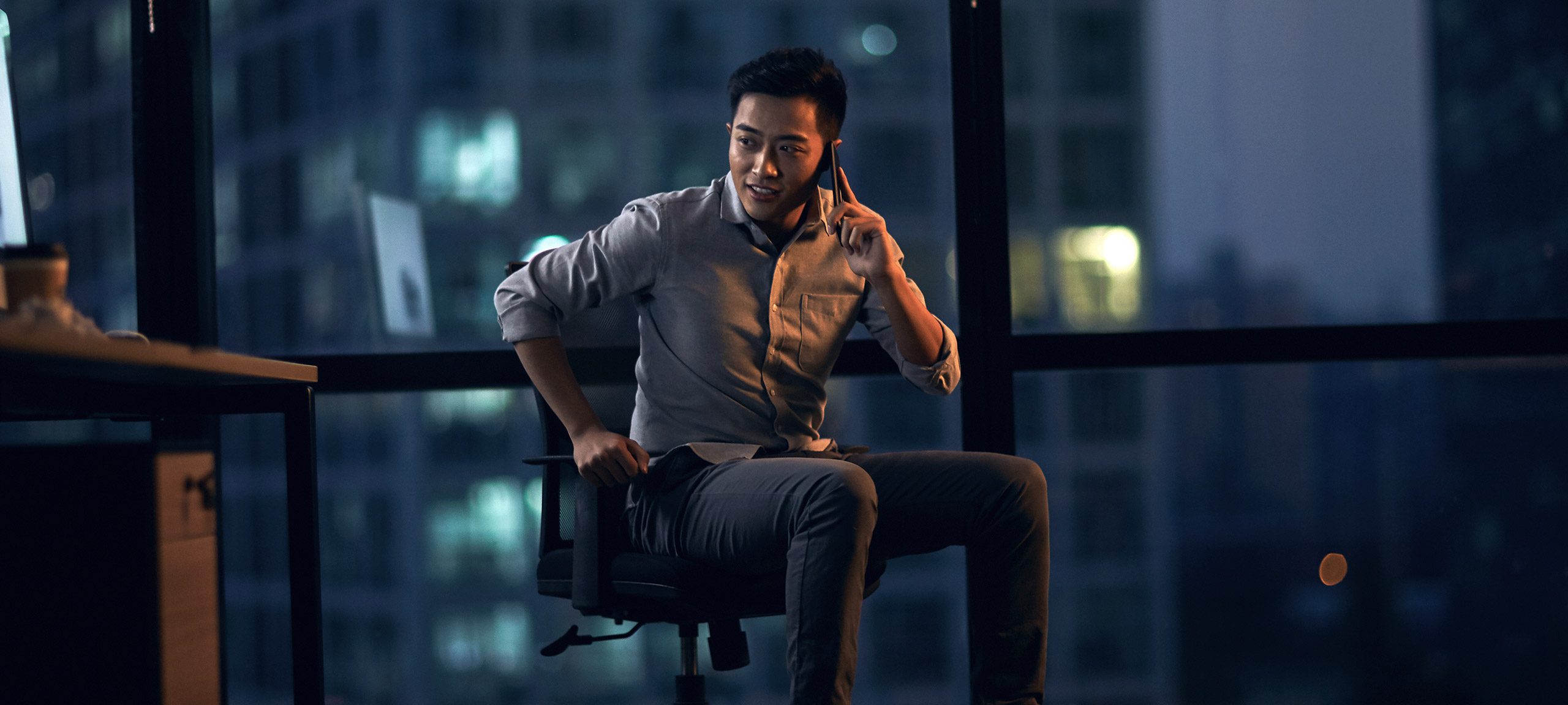 Ein Mann sitzt an seinem Schreibtisch